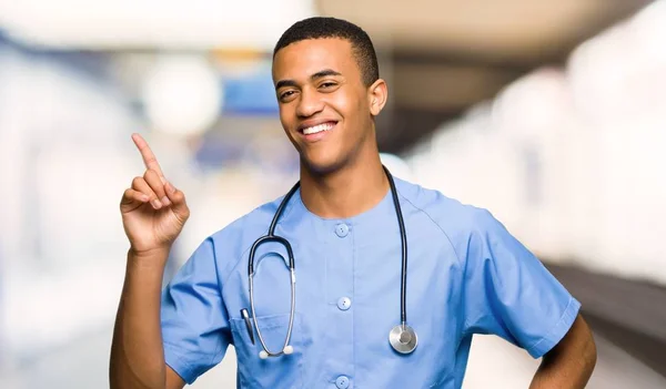 Mężczyzna Lekarz Chirurg Wyświetlono Podnoszenia Palca Znak Najlepszych Szpitalu — Zdjęcie stockowe