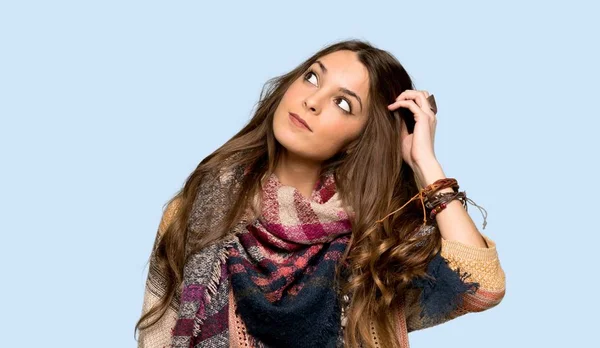 Jovem Hippie Mulher Pensando Uma Ideia Enquanto Coça Cabeça Sobre — Fotografia de Stock