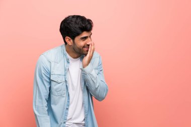 Pembe duvar çok gülümseyen üzerinde genç adam