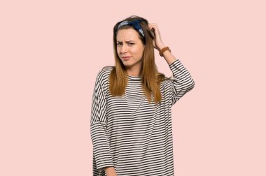 Başörtüsü izole pembe arka plan üzerinde kafa çizilmemesi süre şüpheleri olan kadın