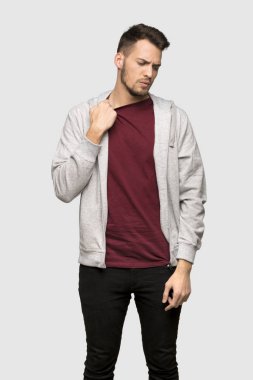 Adam yorgun ve hasta ifade gri arka plan üzerinde ile kazak ile