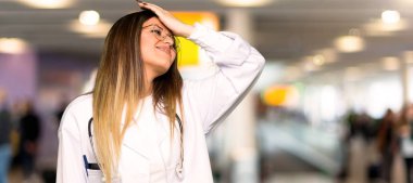 Genç doktor kadın bir şeyin farkına vardım ve bir hastanede çözüm isteyen vardır