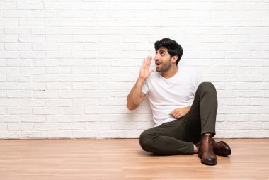 Lateral için açık ağızlı bağırmayı katta oturan genç adam