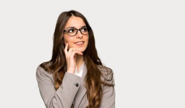 İş kadını izole gri arka plan üzerinde ararken bir fikir düşünüyorum