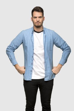 Yakışıklı adam gri arka plan üzerinde kızgın