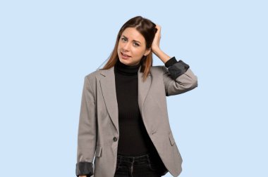 İş kadını hayal kırıklığı ve izole mavi arka plan üzerinde anlayış değil bir ifade ile