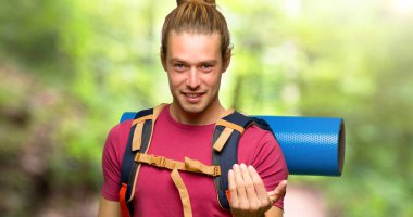 El ile gelmek davet dağ backpacker uzun yürüyüşe çıkan kimse adam. Mutlu dağın içinde geldi