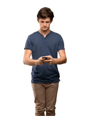 Genç adam izole beyaz arka plan üzerinde mobil ileti gönderme
