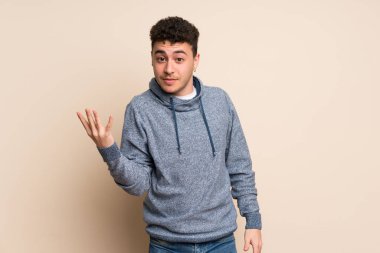 Yalıtılmış duvar yapım şüpheler jest genç adam