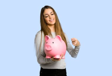 mavi arka plan üzerinde bir servet tutan genç kız