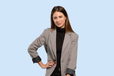 İş kadını önüne izole mavi arka plan üzerinde seyir gülüyor