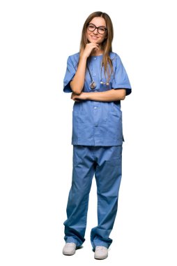 Tam vücut genç hemşire gözlüklü ve izole arka plan üzerinde gülümseyen