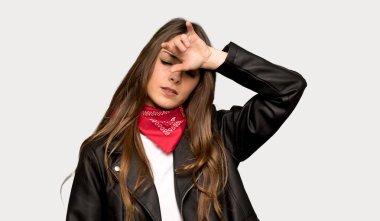 Deri ceket ile yorgun ve hasta ifade izole gri arka plan üzerinde olan kadın