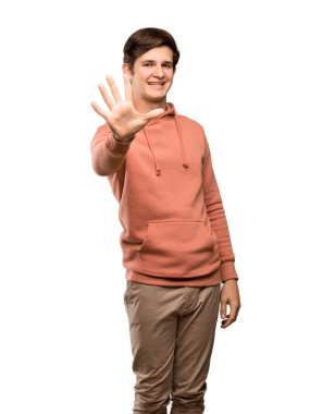 Genç adamla beş parmak ile izole beyaz arka plan üzerinde sayma sweatshirt