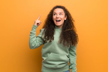 Genç kız okra duvar niyetinde üzerinde parmak kaldırma sırasında çözüm anlar