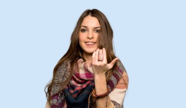 Genç hippi kadın el ile gelmek için davet. Mutlu izole mavi arka plan üzerinde geldi