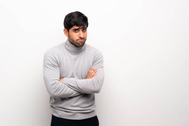 Genç adam üzgün ve depresyonda ifade ile izole beyaz duvar üzerinde