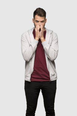 Kazak çok gri arka plan üzerinde gülümseyen adam