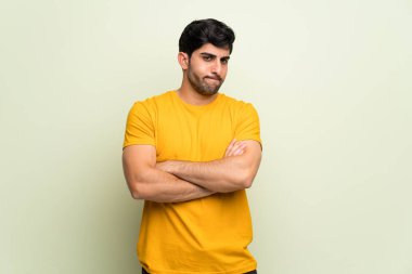 Pembe duvar kızgın genç adam