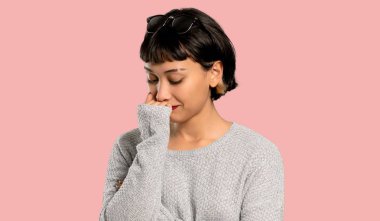 İzole pembe şüpheleri kısa saçlı genç kadın