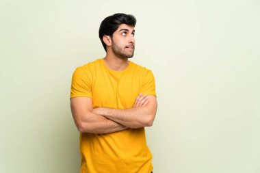 Pembe duvar ile karıştırmayın yüz ifadesi ısırıkları dudak iken genç adam