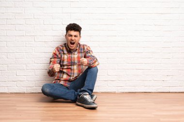 Kötü bir durum tarafından hayal kırıklığına katta oturan genç adam