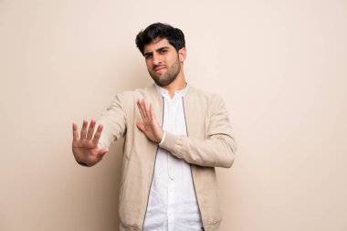 Yalıtılmış duvar eller ön germe gergin genç adam