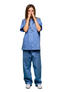 Tam vücut çok izole arka plan dudaklarından kapsayan süre gülümseyen genç hemşire