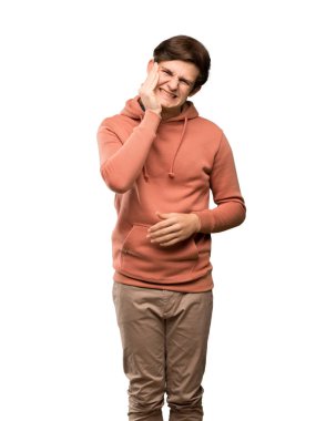 Genç adam kazak ile izole beyaz arka plan üzerinde diş ağrısı ile