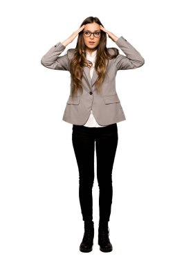 İş kadını mutsuz ve izole beyaz arka planda bir şey ile sinirli tam uzunlukta atış