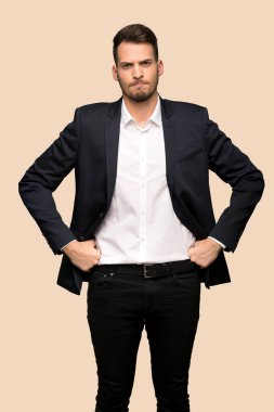 Yakışıklı iş adamı koyu sarı arka plan üzerinde kızgın