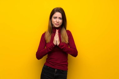 Balıkçı yaka sarı duvarın üzerinden kadınla birlikte palm tutar. Kişi için bir şey sorar