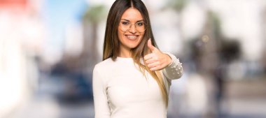 Çünkü iyi bir şey açık havada oldu jest Yaşasın vererek gözlük güzel kadın