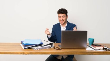 Para jest yapma bir ofiste iş adamı