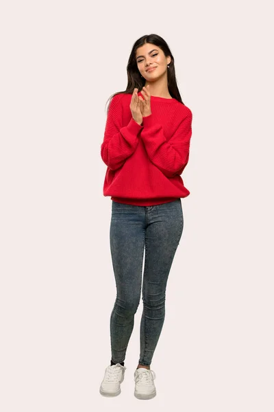 Pełnej Długości Strzał Nastolatek Dziewczyny Czerwony Sweter Kombinuje Coś Białym — Zdjęcie stockowe