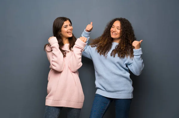 Adolescentes Amigos Dando Gesto Hacia Arriba Pulgares Sonriendo —  Fotos de Stock