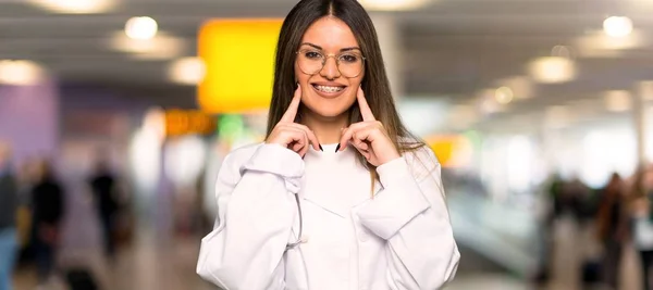 Jonge Dokter Vrouw Die Lacht Met Een Gelukkig Aangename Uitstraling — Stockfoto