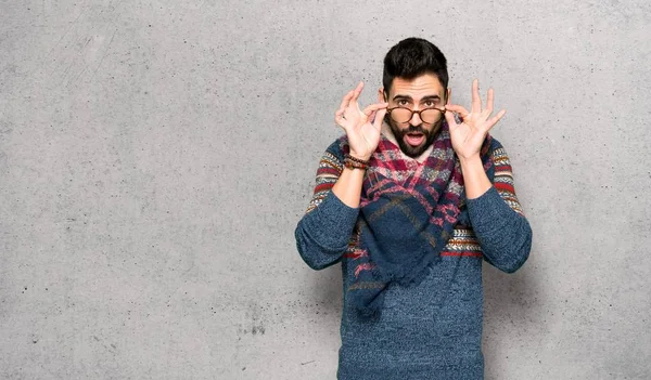 Hippie Man Glasses Surprised Textured Wall — Stock Photo, Image