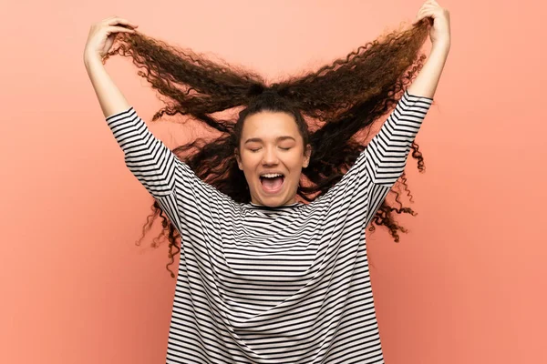 Boldog tinédzser lány felső rózsaszín wal — Stock Fotó