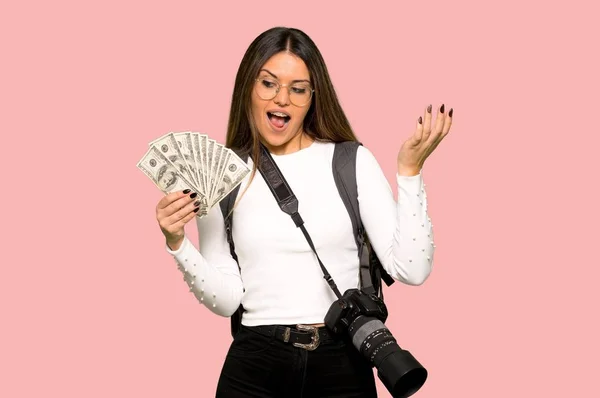 Jovem Fotógrafa Mulher Tendo Monte Dinheiro Fundo Rosa Isolado — Fotografia de Stock
