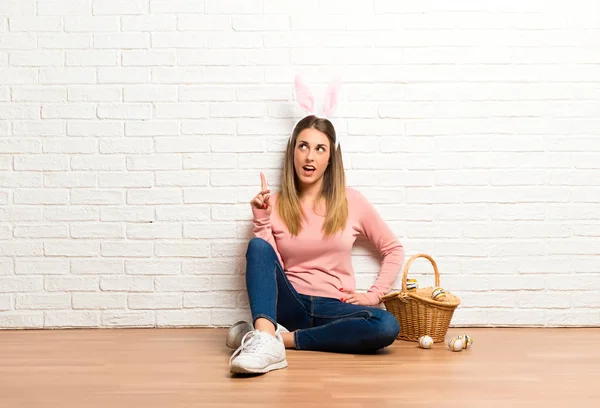 Junge Frau Mit Hasenohren Den Osterferien Steht Und Denkt Sich — Stockfoto