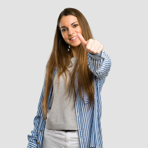 Chica Joven Con Camisa Rayas Dando Gesto Pulgar Hacia Arriba — Foto de Stock