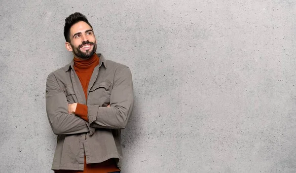 Handsome Man Beard Looking While Smiling Textured Wall — Stock Photo, Image