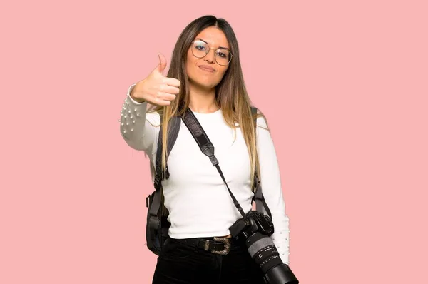 Jonge Fotograaf Vrouw Geven Van Een Duim Omhoog Gebaar Omdat — Stockfoto