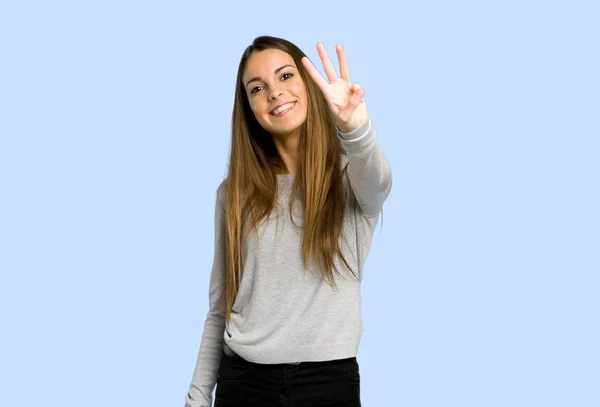 Joven Chica Feliz Contando Tres Con Los Dedos Sobre Fondo — Foto de Stock
