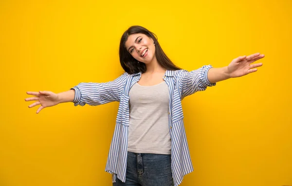 Tiener Meisje Gele Muur Presenteren Uitnodigen Komen Met Hand — Stockfoto