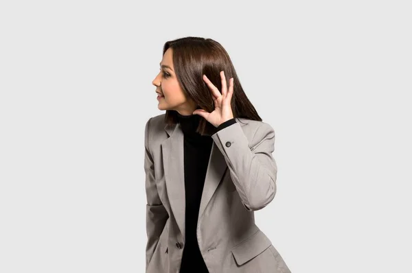 Ung Affärskvinna Som Lyssnar Något Genom Att Sätta Handen Örat — Stockfoto