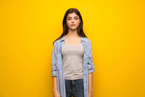 Adolescente Chica Sobre Amarillo Pared Retrato — Foto de Stock