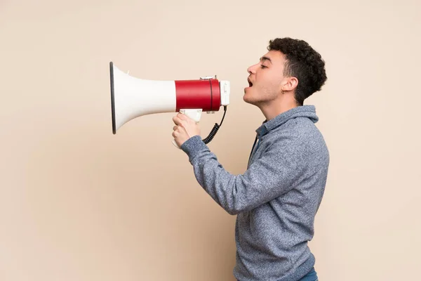 Jonge Man Geïsoleerde Muur Schreeuwen Door Een Megafoon — Stockfoto