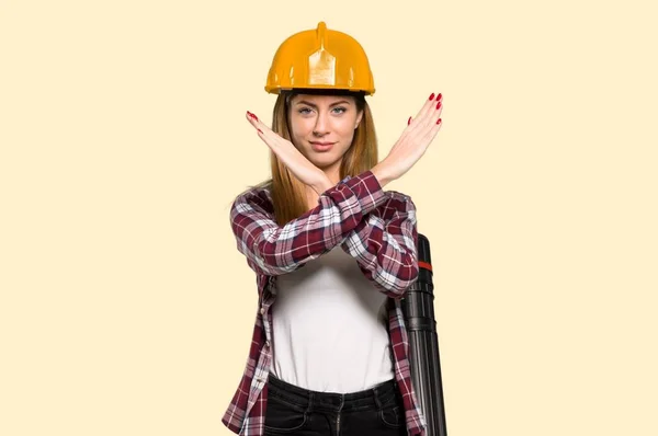 Architect Vrouw Geen Gebaar Maken Geïsoleerde Gele Achtergrond — Stockfoto